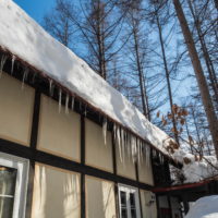 強い日差しで激しく雪どけ・・まもなく屋根の雪が落ちます!