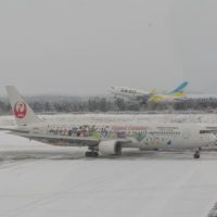 雪の帯広空港にJALディズニー35周年セレブレーションエクスプレス