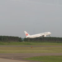 帯広空港は大幅減便中ですが・・何故か活気のあるひと時。