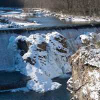 霧氷と凍れるピョウタンの滝、雪原の農村風景を巡るツアー