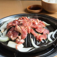 ここ1か月、ずっと食べたかった「じんぎすかん白樺」へ。