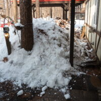 この時期の風物詩”屋根からの落雪”がついにやって来ました。