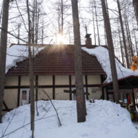 轟音とともに、春の訪れを告げる、屋根からの落雪がありました。