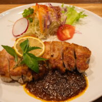 ”ビストロブラウン”（忠類）のポークチャップと”源ファーム”（大樹）の豚丼